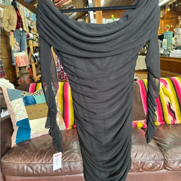 Elegant Black Dress with‎ Floral Accent - Picture 5 of 11